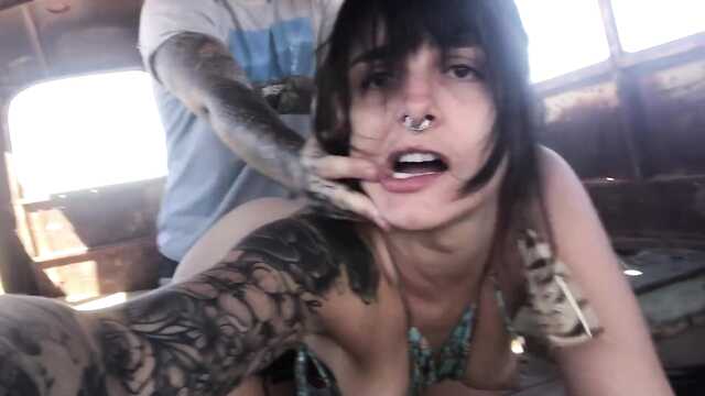 Возбужденные туристы устроили секс на природе