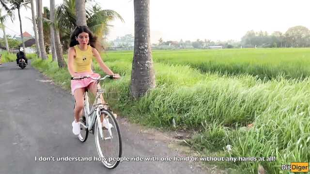 Кремпай в горячую киску велосипедистки