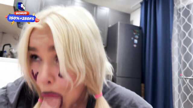 Эта крошка точно умеет сосать хуи