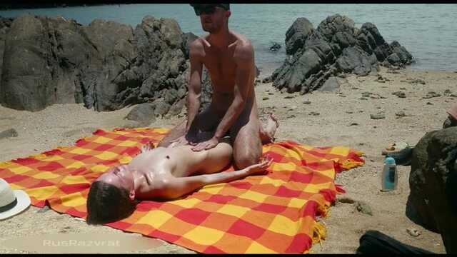 Публичные игры влюблённой парочки