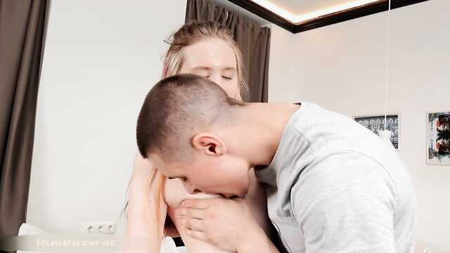 Гостеприимная вагина очаровательной крошки