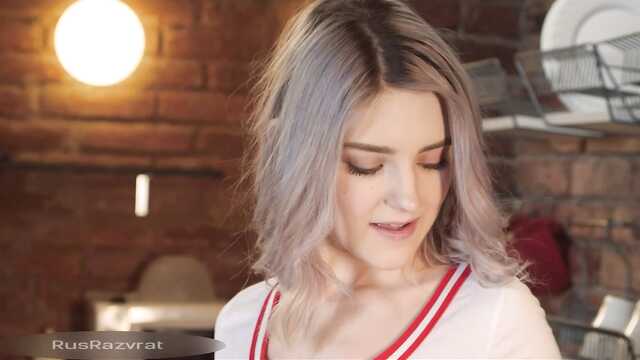 Красивая недотрога ловко трет клитор огурцом