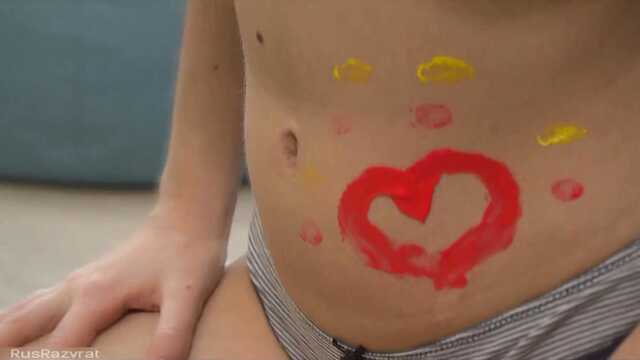 Голая русская красотка Eva Elfie раскрашивает тело