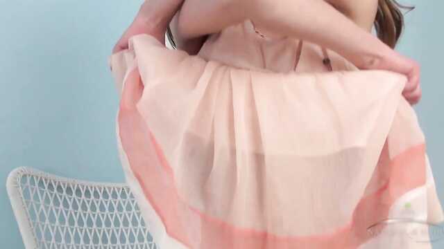 Молодая нежно натирает пальцами лохматую письку