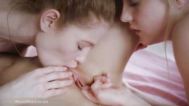 Молодые русские лесби занимаются любовью в спальне