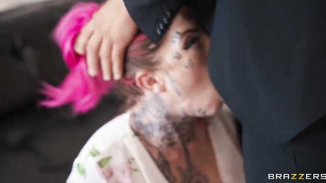 Впустив в дом соседа, неверная жена дала в киску