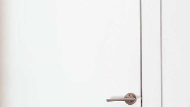 Наглый сосед засадил в голую пышку прямо в спальне