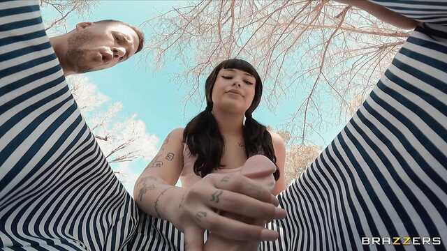 Пикник для девушки закончился групповым сексом