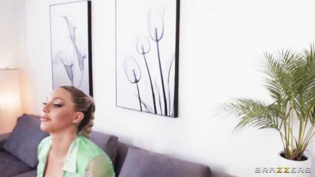 Коллега по работе лихо выебал и кончил на груди