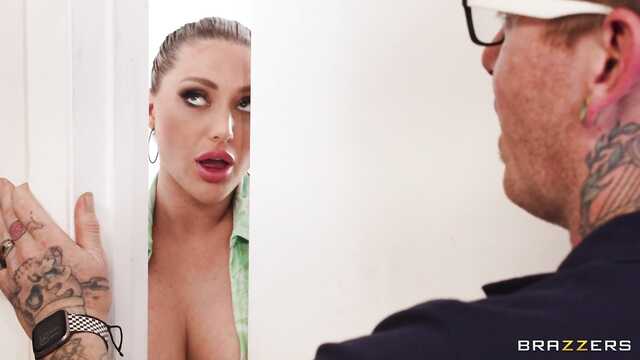 Коллега по работе лихо выебал и кончил на груди