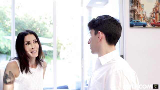 Сынок расслабляет мамочку язычком и твердым членом