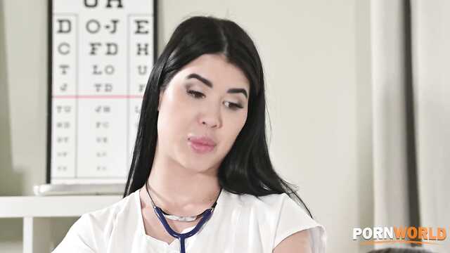 Стеклянный дилдо для медсестры и пациентки