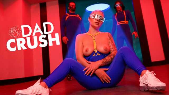 Блондинка с красивой фигурой трахается с двумя