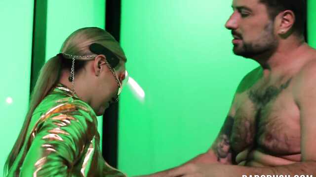 Блондинка с красивой фигурой трахается с двумя