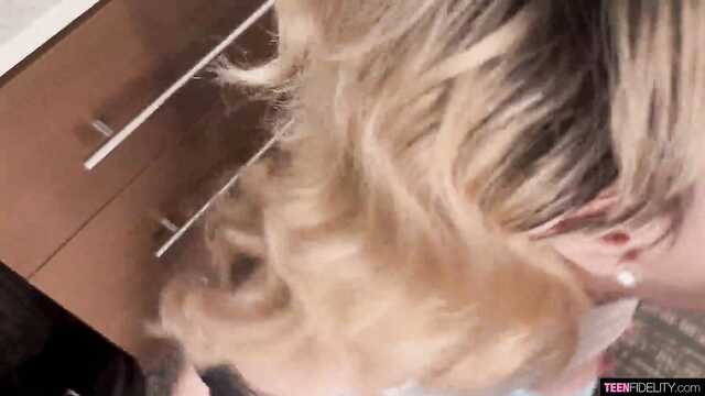 Кремпай в неугомонную киску миниатюрной крошки