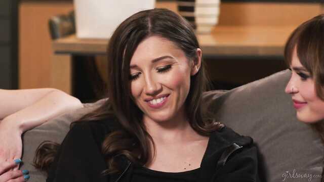 Забив на парней, подружки переспали друг с другом