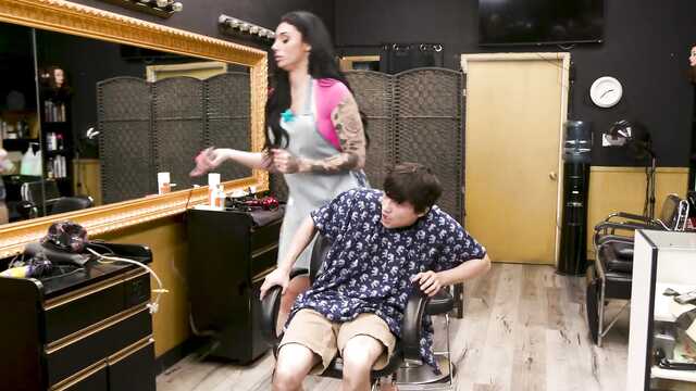Секс в парикмахерской: молодой засадил в милфу