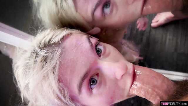 Невероятно эластичная пиздёнка миниатюрной крошки