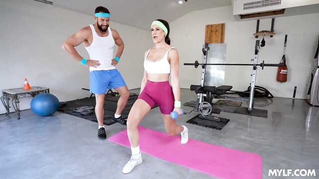 Во время разминки бородатый тренер вставил в милфу