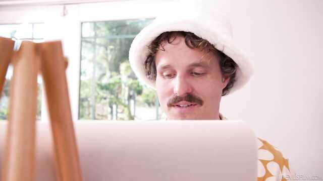 Усатый художник засадил в грудастую натурщицу