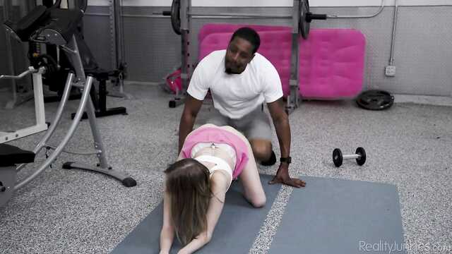 Межрасовая тренировка для миниатюрной куколки