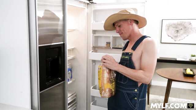 Фермер устроил анал секс с мачехой и подругами