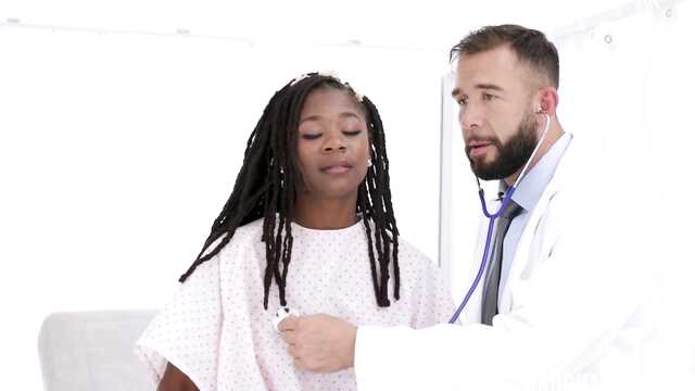 Врачи осматривают дочек и трахают в больнице