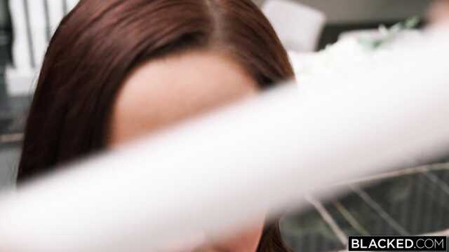 В секс оргии белые девушки кончают на черных хуях