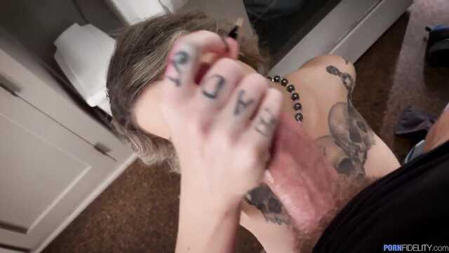 Безумная парочка бегает по дому и бодро трахается