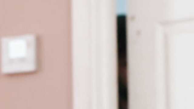 Подсматриваю за соседкой по комнате и трахаю