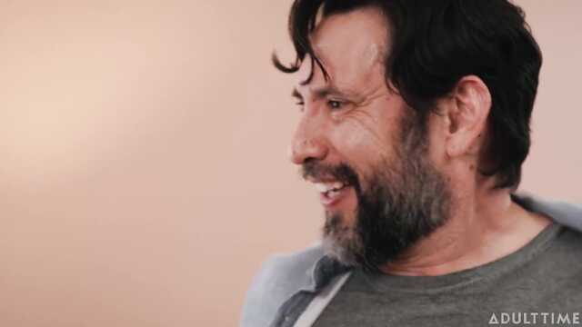 Подсматриваю за соседкой по комнате и трахаю