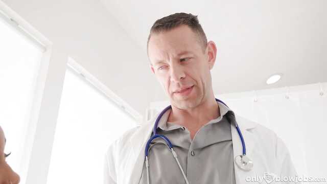 Негритянка отсасывает доктору прямо в палате