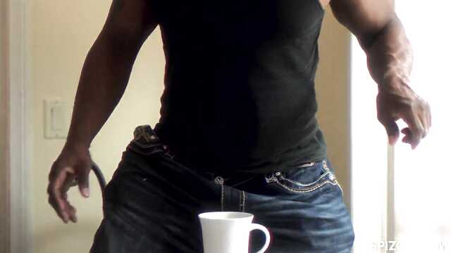 Большим членом чернокожий сосед ебет тугую щелку