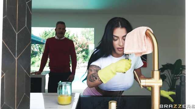 Не дал жене помыть посуду и засадил в пилотку