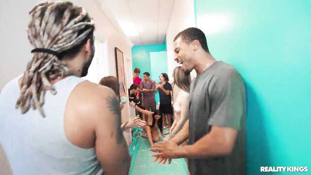 Мускулистые негры трахают студенток на вечеринке