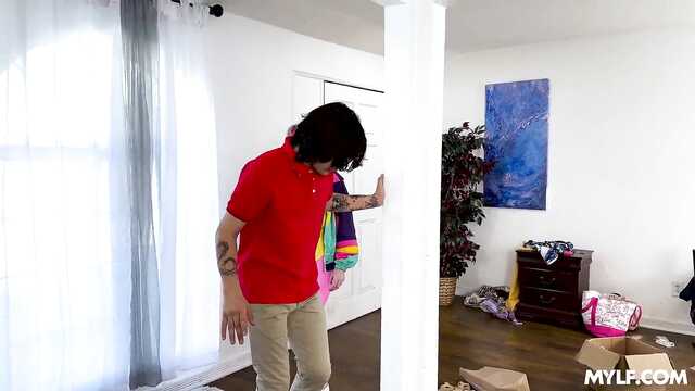 Мастер по йоге уселась на молодой твердый пенис