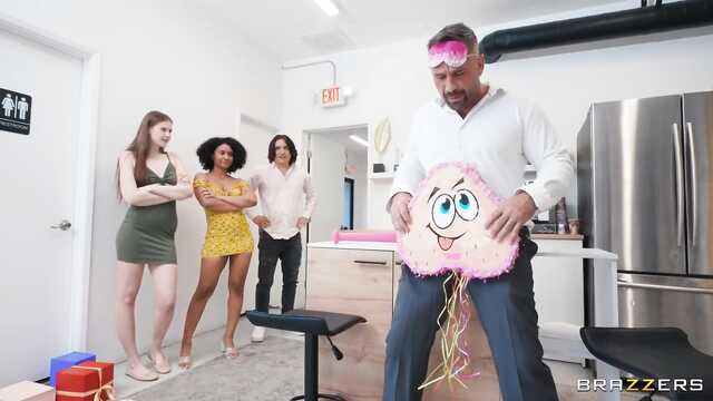 Лучший подарок на день рождения - секс с дочками