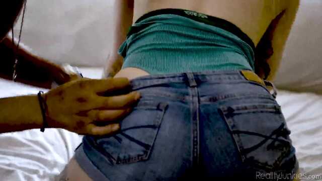 Непослушная нимфоманка быстро согласилась на секс