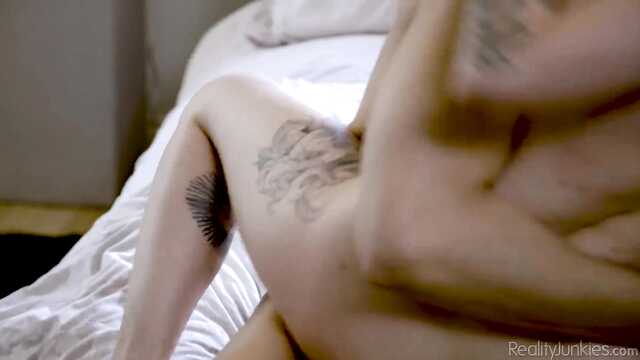 Непослушная нимфоманка быстро согласилась на секс