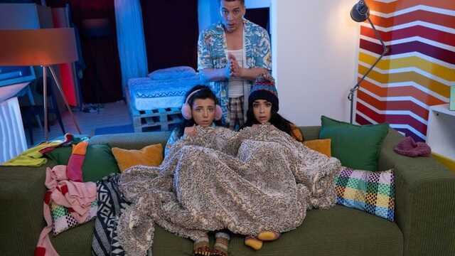 Хозяин хостела согрел молодух жарким сексом