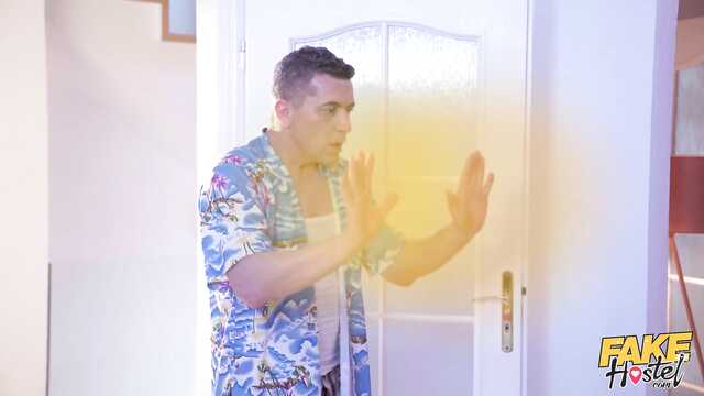 Хозяин хостела согрел молодух жарким сексом