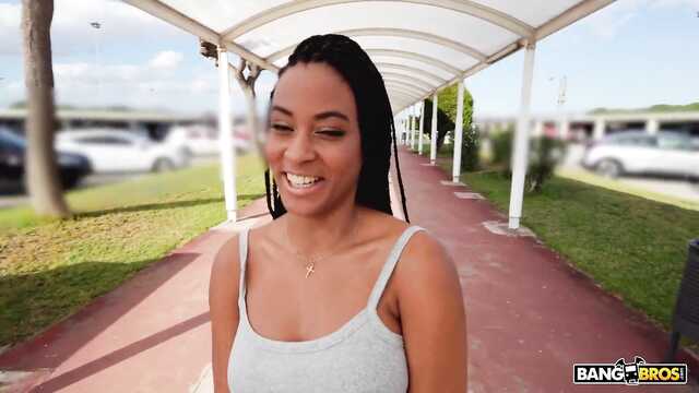 Парень из черного квартала трахает незнакомку