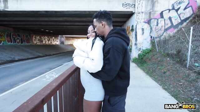 Парень из черного квартала трахает незнакомку