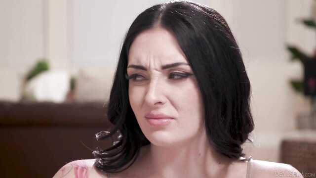 Мужик со стояком трахает в задницы родственниц