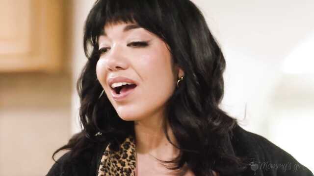 Первый лесби секс у молодухи произошел с мамой