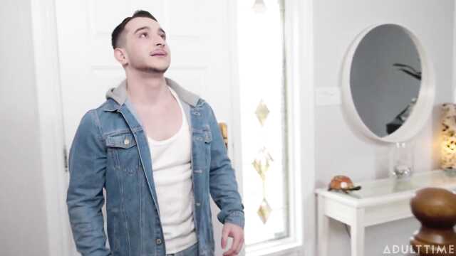 Пощупай мамины груди и можешь вставлять в киску