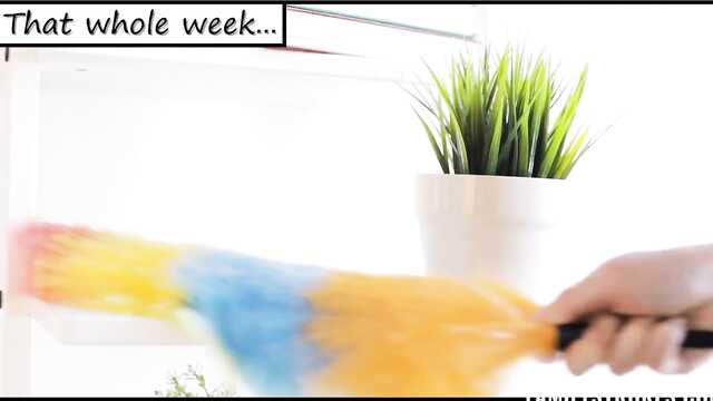 Сестра с опытом помогает брату расслабиться