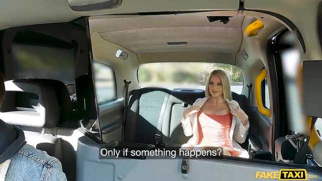 Измена замужней милфы в просторном салоне такси
