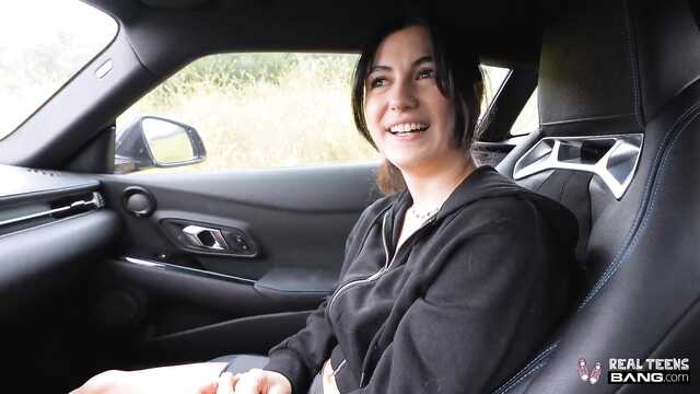 Наглый пикапер залил спермой волосатую пизденку