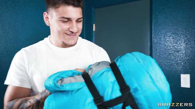 Сынок застал меня за дрочкой, пришлось дать